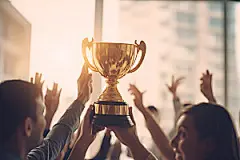手捧奖杯高清获奖摄影图