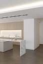 【厨房】：厨房采用西式设计，大体量用具被嵌入墙体中，节省空间的同时也保证了厨房环境的舒适，大理石材料的使用又为空间增添了一份精致的美感。