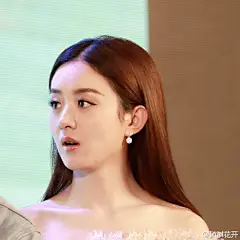 #赵丽颖乘风破浪# #赵丽颖# #乘风破浪# 前四张是专注撩头发一百年的小花同学，后四张是行走的表情包。中间是颖之凝视。@赵丽颖 ​​​​