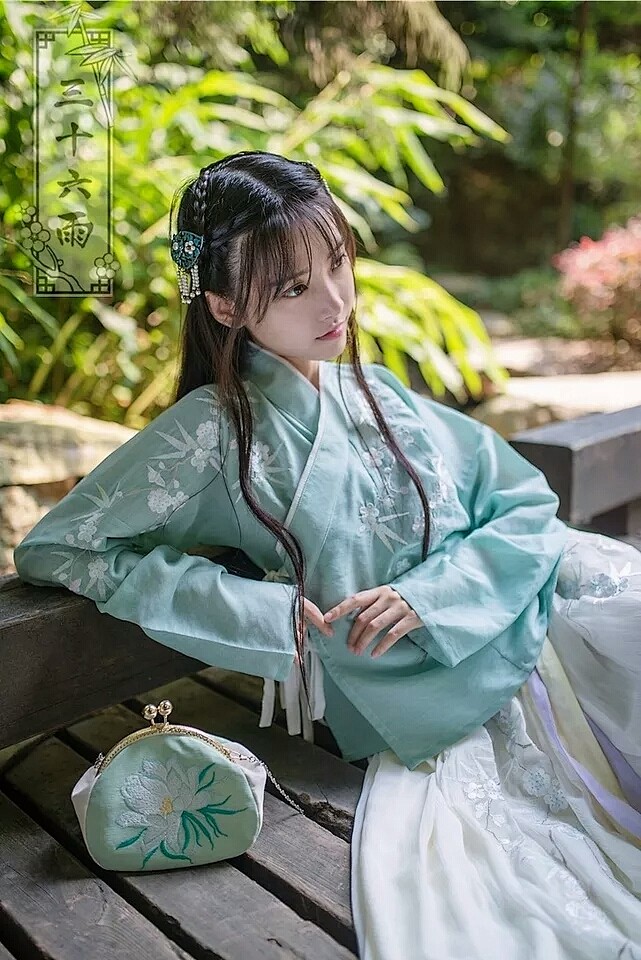 飒飒秋风生，
愁人怨离别。
含情两相向，...