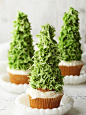 Christmas tree cupcakes made with ice cream cones!