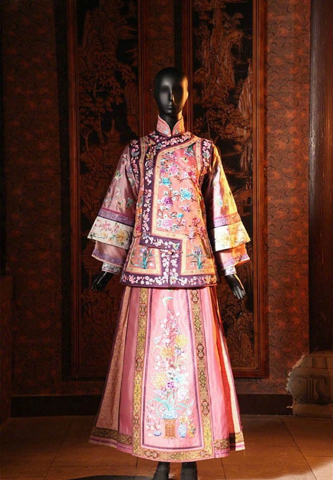 由叶锦添制作的《那年花开月正圆》服装造型...