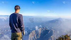 巴哈瓦人从火山顶端欣赏火山岛