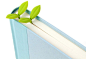 韩国 Doodoo 设计工作室设计了一款特别的书签，植物从书本上生长出来，唤起惊喜的感觉。可以夹在树叶中备份，也可以夹在书中固定书页。