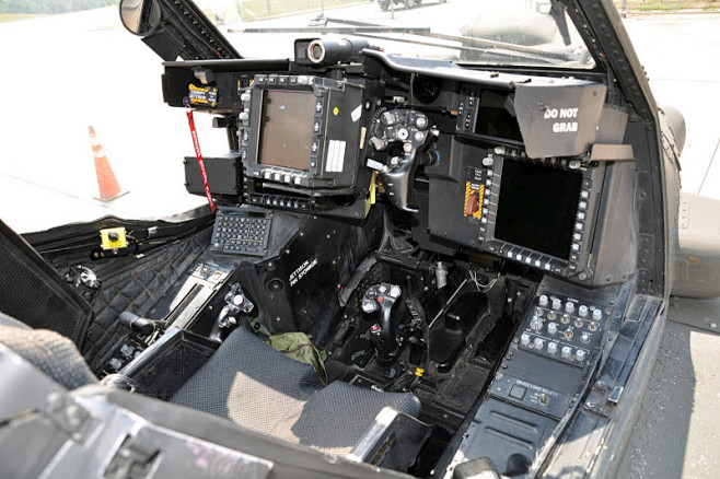 AH-64D前座炮手座舱