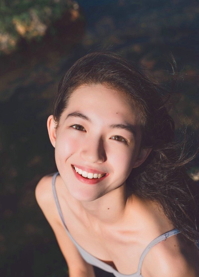 海边元气少女高颜值笑容甜美诱人