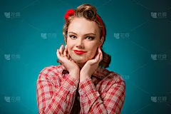 漂亮的海报女郎在复古50年代的风格