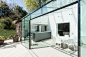 项目名称：玻璃房（The Glass House）
建筑师：AR Design Studio
项目地点：英国，温彻斯特 
项目时间：2012年
摄影：Martin Gardner
 
由AR工作室设计完成的英国玻璃房子位于温彻斯特，这对夫妇之所以会选择AR设计工作室，是因为他们在处理玻璃建筑方面很有经验。并且该设计公司在材料使用，室内外空间关系处理和人造和自然景观协调方面都十分出色。这是一个充满阳光的宽敞的无骨架的玻璃房子，里面有一个开放式的厨房，起居室和餐厅。墙壁和屋顶的伸展形式极其精巧细致，它创建了一