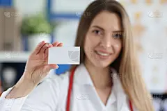 微笑的女医生拿着白色的名片