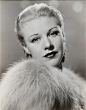 金格尔·罗杰斯：
    Ginger Rogers（1911-07-16至1995-04-25）：生于美国密苏里州，美国影视演员。1925年开始演员生涯。1999年被美国电影学会选为百年来最伟大的女演员第14名。
    代表作：女人万岁，风流舰队，锦绣天堂
    金格尔·罗杰斯（Ginger Rogers），14岁参加舞台比赛胜出，开始舞蹈演员生涯，后来她晚上在百老汇出演歌舞剧，白天在派拉蒙公司出演电影，1935年与弗雷德阿斯泰尔合作，先后拍摄了一系列歌舞佳片，1940年因《女人万岁》获得奥斯卡最佳