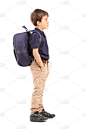 学校男孩背包站