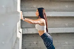 健身女士在做立墙俯卧撑