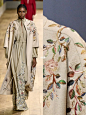 DIOR｜Fall 2022高订中的羊绒大衣细节 : 刺绣 生命之树的高级刺绣   拼接 多色羊绒拼接，明线 	 双面羊绒 由COLOMBO发明的双面羊绒高级轻盈 	 水洗羊绒 3D效果的羊绒面料呈现，据说是Colombo先生为了Phoebe时期的Cel