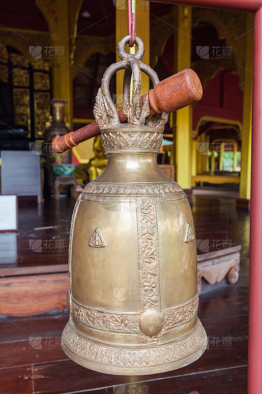 寺庙里挂着佛教钟