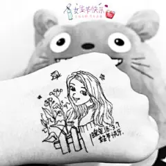 HDT黄小米的微博_微博2017年冬天开始手背画，坚持打卡每天一张。根据身边所发生的事还有一些感想，来创作一张小画，一开始就想看自己能坚持多久，
没想到后来觉得很有意思，当我画完后再去翻看每一张时，都会有所思考，有所触动，有所回忆。喜欢就惠存。
谢谢观看 
阳台早安大风车童年小时光电脑崩溃感冒发烧双十一过了圣诞节苹果好吃五花肉有点香生蛋糕小而精致晚安HDT黄小米手背画