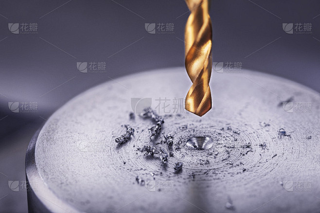 金属钻头在工业钻孔机上用刨花在钢坯上钻孔。金属加工行业。多刀具和立铣刀。