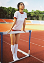 运动妹子操场跨栏写真柔韧活力 - 体育美女