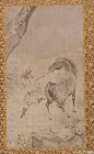 #水墨画#【 明 佚名 《李公麟人马图》 】立轴，纸本，44.7×24.8cm，美国弗利尔博物馆藏。 李公麟擅长画马和人物。他的作品，构图坚实稳秀而又灵动自然，画面简洁精练，但富有变化；题材广及人物、鞍马、山水、花鸟，既有真实感，又有文人情趣，而且所作皆不着色，被称作“白描大师”。