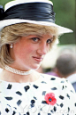 1983年，新西兰，戴安娜王妃戴着三层的珍珠颈链，帽子来自John Boyd，套装来自Jan van Velden。