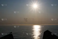 大海在阳光下闪闪发光