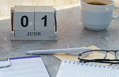 6月1日，日历上的日期。手工木方与日期，月和日。为一天做计划。艺术色彩。有选择性的重点。