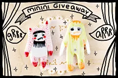 化作动漫版的人物形象，可爱可亲，再转化为生活中的装饰品，这便是生活的艺术，创意是创作的最大特色，生活是创意的源泉。头像陶瓷饰品，别针，装饰相框，项链坠子，勺子等，手巧描画着人物的不同表情，神态，将人物情景化，非常呈现出生活的人物现状，以上是韩国陶瓷设计师MinLee的陶瓷作品《人物》。转自/木偶走天涯http://www.moonou.com/11340.html