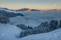 日落时的雾和山