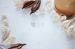 金色罐子的奶油和干花在白色的背景，俯视图特写