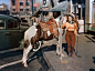 美国德克萨斯州，一名女牛仔站在停车计时器旁，似乎在为她的矮种马付“停马费”。这幅照片由富有传奇色彩的《国家地理杂志》摄影师路易斯-马登1939年10月拍摄。 #人文纪实#