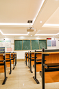 设图网明亮的教室大学毕业季校园场景摄影图