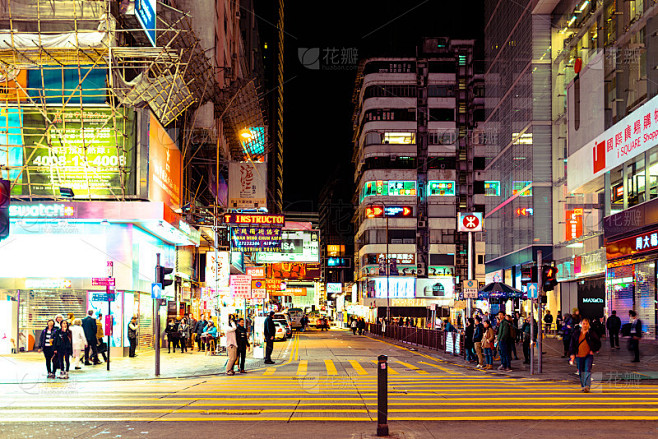 街景与交通和商店在晚上