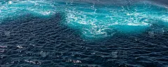 蓝色海水背景纹理的旗帜。带有抽象波浪的海报或墙纸