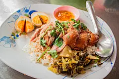 炖猪腿饭，泰国街头小吃。