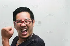 白色背景上快乐的笑着的男人