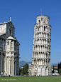 【Torre pendente di Pisa】——La torre pendente di Pisa è il campanile della Cattedrale di Santa Maria Assunta, nella celeberrima Piazza del Duomo di cui oggi è il monumento.【比萨斜塔】——比萨斜塔是意大利比萨圣母升天主教座堂的独立式钟楼，奇迹广场三大建筑之一。