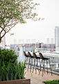 The Sky Bar (#gingsite1049) : บริษัท กิ่งก้านใบ จำกัด ให้บริการออกแบบและตกแต่งพื้นที่ภายนอกในสไตล์มินิมัล โมเดิร์น ครอบคลุมทุกเรื่องของพื้นที่ภายนอก สำหรับผู้ที่ชื่นชอบและหลงใหลความงามที่แสนเรียบง่าย ที่เป็นสไตล์หลักของกิ่งก้านใบ