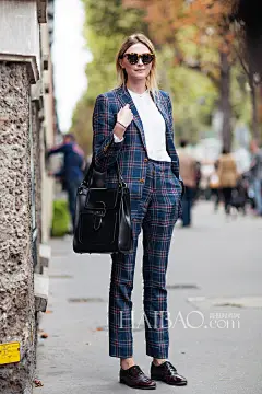 【图】别让工作着装成为额外“工作”！欧美型人示范OL通勤风格街拍：优雅端庄不失个性，干练硬朗兼具柔美！_第5页_欧美街拍_海报时尚网