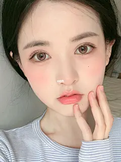 清透学姐妆and找到了怎么p图皮肤有质感 : #笔记灵感  今天画了个很喜欢的妆 配我新买的条纹上衣非常有青春气息 眼影就是3ce九宫格overtake  眼线笔是漫野，画后半段就好 口红是3ce#Coral  腮红是jill leen