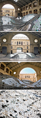 为了纪念即将逝去的CD年代，法国艺术家Elise Morin和建筑师Clémence Eliard将65000张废旧CD铺在了6只巨大的充气泡泡上，汇成一片银色海洋。