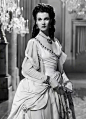 1941年费雯丽出演的电影《汉密尔顿夫人》，电影里J丽是那么的美，举手投足之间混合了圣洁与妖艳之极致，魅力充盈了每一个画面。 ​​​