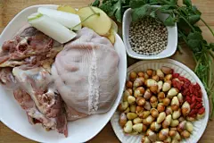 【白胡椒猪肚汤】ღ应对积食的春天健胃汤

        白胡椒有祛腥、解油腻、助消化的作用，而猪肚含有蛋白质、脂肪、碳水化合物、维生素及钙、磷、铁等，具有补虚损、健脾胃的功效，适用于气血虚损、身体瘦弱者食用。 我自己加了点儿白果，因为喜欢它软糯的口感，白果也具有改善心血管、延缓衰老，美白等保健功能。现在正是喝这个汤的最好时机。这三者强强联手，正好应对年后积食。     另外，不要以为猪肚的胆固醇高，排名前十的高胆固醇食物里没有猪肚。大家都爱吃的咸鸭蛋黄的胆固醇含量是211......