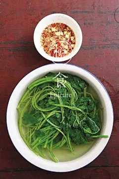 云南人无蘸水不欢，鸡鸭鱼肉摆得再满，也总会多上几个小碟小碗，里面是各式调味蘸料。“葱姜蒜之外，有草果、八角、芫荽、薄荷对付腥膻，有酸木瓜、树番茄和柠檬带起酸味，而将花生、芝麻、豌豆和核桃等一众干货炒熟舂碎后加入，那便是一份带着足够香味的最完美蘸水。”更多内容详见《悦食｜云南特集》