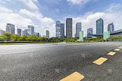 全景天际线和现代商业办公建筑与空的道路，空的混凝土广场地板