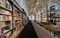 BK. Architecten设计事务所在荷兰一座建于15世纪的教堂中完成了“Waanders In de Broeren”项目，在教堂中开辟出一片700平方米的书店。