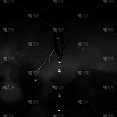 黑暗环境中的水滴