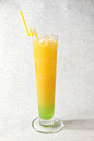 【奇异之吻（340ml）】 材料： 奇异果果露30ml 莱姆 半个 柳橙汁8分满 冰块适量做法： 1、以压汁器压取莱姆汁，并倒入公杯中备用，在杯中加入适量冰块（约5分满）。2、取奇异果果露，倒入杯内。3、取新鲜莱姆汁，倒入杯内。 4、再倒入新鲜柳橙汁至8分满。5、取水果夹夹取吸管，放入杯中。#冷饮#