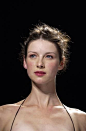 其中包括图片：Catwalk Queen --- Caitriona Balfe — Narciso Rodriguez Spring/Summer 2003 (LoveForCait...