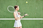 一个迷人的年轻女子在户外热身，准备打网球照片摄影图片