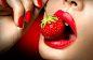 吃草莓的红唇美女