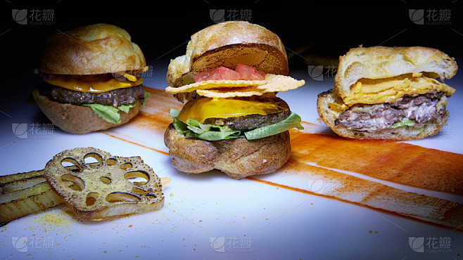 木桌上的墨西哥玉米饼配鸡肉、奶酪和辣椒